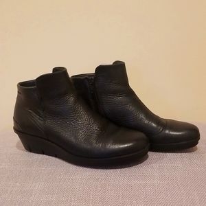 ECCO booties for ladies, black, size 37 European, or 6,5 American.